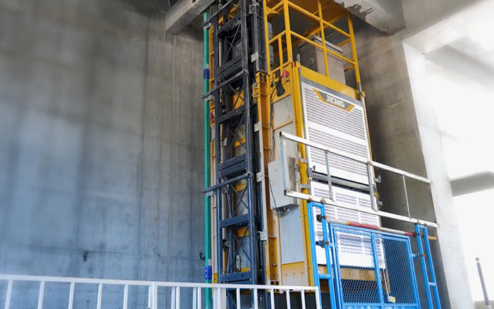性能典范！徐工井道施工升降機助建超高層商務(wù)中心項目